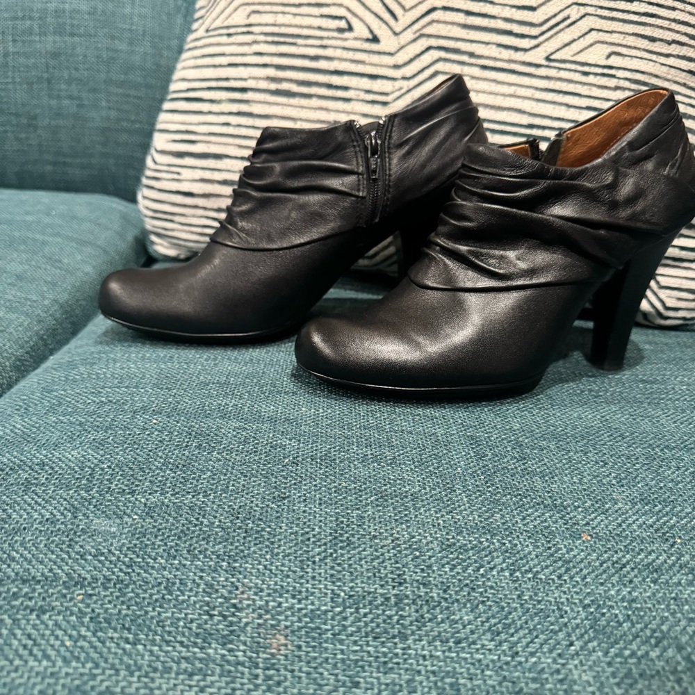 Söfft “Florina” black side zip leather shoe 3.5” heel. Size 6.5